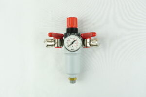 REGULATEUR 3/8 " inf + MANO + FILTRE + ROBINETS